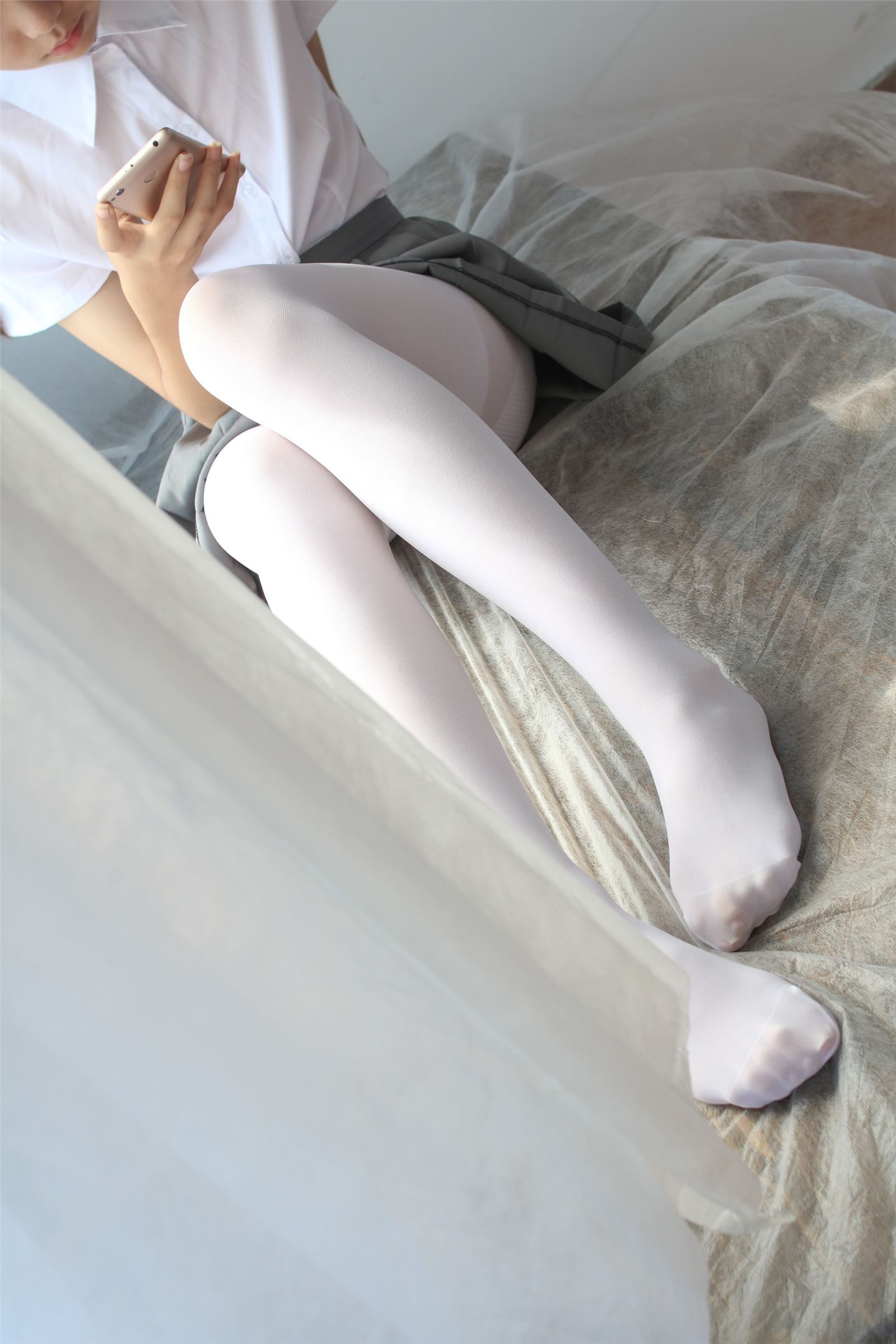 森萝财团写真 - [BETA-029] 玩手机的白丝少女 2